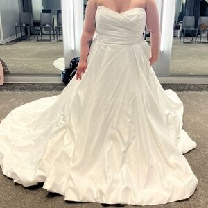 Oleg Cassini 22W Wedding gown